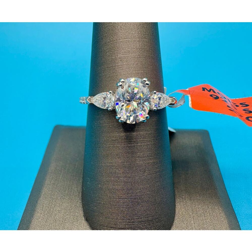 NWT Sz. 8 (7.75) - 2.0ct Moissanite 925 Sterling 3 Stoned Ring - Picture 2 of 9